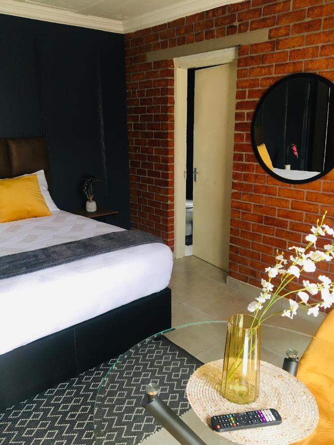 Black Rose Guesthouse Soweto Exterior photo