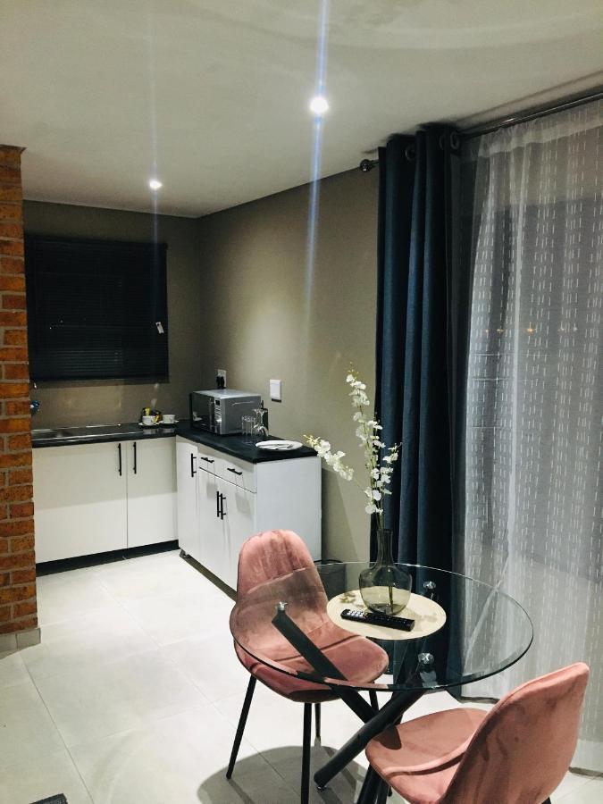 Black Rose Guesthouse Soweto Exterior photo